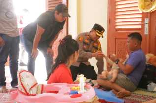 Kompol Teddy Datangi Lokasi Pengungsian, Berikan Sembako ke Korban Banjir