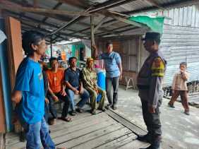 Polsek Tanah Merah Sampaikan Pesan Pilkada Damai kepada Masyarakat di Desa Tanjung Baru