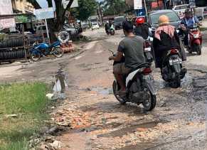Tak Kunjung Diperbaiki, Warga Keluhkan Kerusakan Jalan Maharatu Pekanbaru