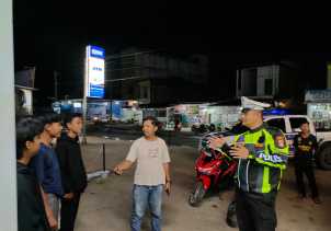 Polsek Kemuning Ajak Pengguna Jalan Sukseskan Pilkada 2024