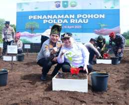 Bupati Kasmarni dan Kapolda Riau Tanam Pohon Geronggang, Dorong Mitigasi Karhutla di Bengkalis