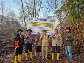 Kapolsek TPTM Pimpin Pemasangan Plang Larangan Aktivitas di Lahan Bekas Terbakar