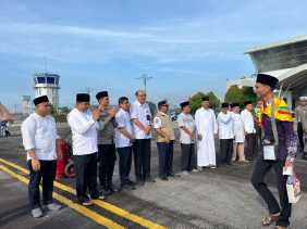 Wabup Rohul Lepas 169 Calon Jemaah Haji dari Bandara Tuanku Tambusai