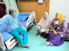 Kasmarni Besuk Bupati Bengkalis Periode 1995-2000 di RSUD Arifin Achmad