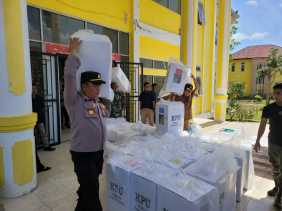 Kapolsek Rimba Melintang bersama Camat dan Danramil Angkat Logistik Pemilu 2024 ke TPS