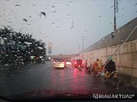 Update Cuaca: Hujan Disertai Petir dan Angin Kencang Mengguyur Riau Malam Hari