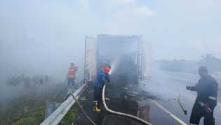 Bawa Sepeda Listrik, Truk JNE Terbakar di Tol Permai
