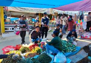 Polsek Ukui Patroli Jalan Kaki di Pasar Tradisional untuk Pastikan Keamanan Pilkada