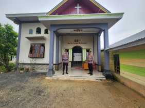 Polsek Bangko Pusako Amankan Gereja GBI Saat Ibadah Minggu,