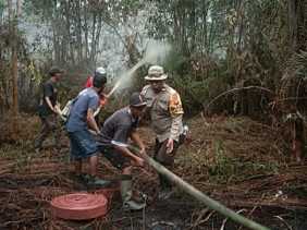Di Tengah Kampanye Pilkada, Polsek Gaung Tetap Berusaha Memadamkan Kebakaran Hutan di Teluk Merbau