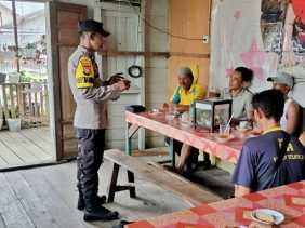 Polsek Tanah Merah Sampaikan Pesan Pilkada Damai kepada Warga Desa Tekulai Bugis