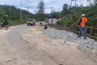 Proses Perbaikan, Jalan Amblas di Kampar Masih Buka Tutup