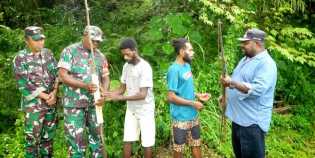 2 Anggota OPM Serahkan Diri ke Kantor Koramil