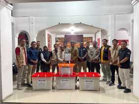 Polsek Kuantan Tengah Kawal Pengiriman Logistik Pilkada Sentajo Raya ke KPU Kuansing dengan Aman