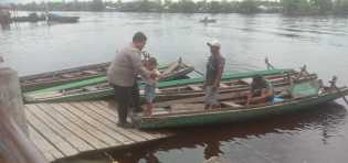 Kanit Samapta Polsek Gaung Bantu Masyarakat di Pelabuhan Penyeberangan Sambil Sosialisasikan Pemilu Damai 2024