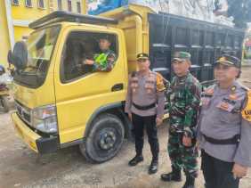 Kapolsek Rimba Melintang Kawal Pergeseran Logistik Pilkada Rokan Hilir 2024 dari PPK ke PPS