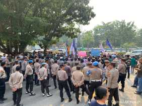 Prihatin dengan Kondisi Masyarakat Rempang, Mahasiswa UMRI Gelar Aksi Solidaritas di DPRD Riau