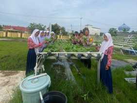 Polsek Gaung Ajak Siswa SMPN 1 Pelajari Tanaman Hidroponik untuk Dukung Ketahanan Pangan