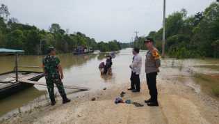 Iptu Alferdo Tinjau Banjir di Jembatan Penghubung Desa Jelang Pilkada