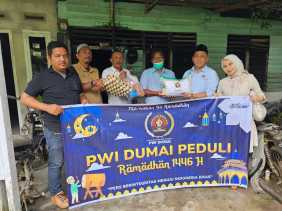 PWI Dumai Santuni Janda Wartawan dan Warga Kurang Mampu Jelang Idul Fitri