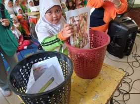 Bersama si Pintar, Menjaga Bumi Kita Dari Sampah