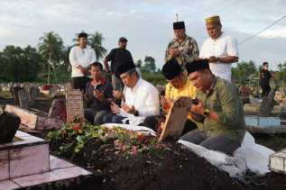 Tiba Selatpanjang, Gubri Syamsuar Langsung ke Kuburan Ucok