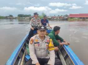 Wujudkan Pemilu Damai, Polsek Tanah Merah Arungi Sungai Laut