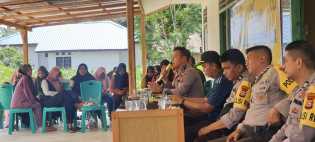 Ipda Riko Lakukan Cooling System dan Sosialisasi Pemilu 2024 di Desa Sialang Kumbang