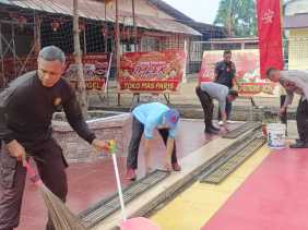 Cooling System Pemilu 2024, Polsek Tembilahan Hulu Goro Bersihkan Vihara Budi Bakti