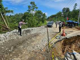 Jalan Lintas Riau - Sumbar Amblas, Polisi Berlakukan Sistem Buka Tutup