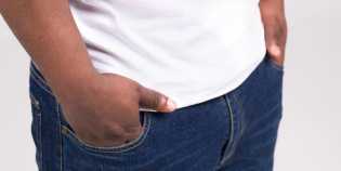 Tiga Alasan Mengapa Pria Suka Memasukkan Tangan ke Dalam Saku