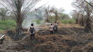 Kapolsek Bangko Pusaka Lakukan Pendinginan Pasca Kebakaran di Dusun Mulya Makmur