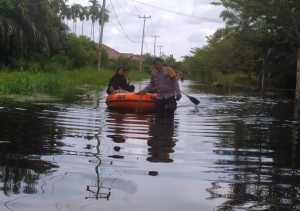 Polisi di Dumai Basah-basahan saat Sosialisasi Pemilu Damai