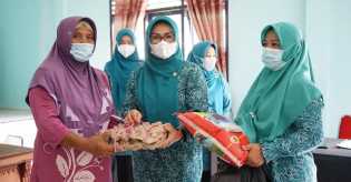 Ketua I PKK Kabupaten Siak Serahkan Bantuan Sembako Kepada 40 Orang Kaum Dhuafa