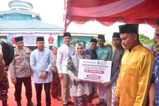 Safari Ramadhan di Rupat Utara, Bupati Kasmarni Serahkan Berbagai Bantuan untuk Masyarakat
