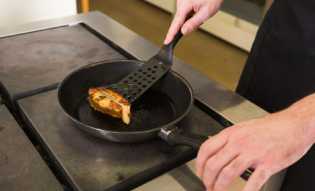 6 Cara Praktis Mengikis Minyak Berlebih di Makanan