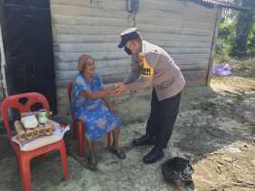 Jumat Berkah, Polsek Pinggir Bantu Warga Desa Muara Basung dengan Sembako