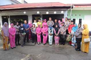 Polresta Pekanbaru Bersama BKKBN Riau Beri Bantuan Sembako Kepada Penderita Stunting