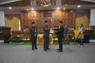 Hadiri Rapat Paripurna DPRD, Bupati Kuansing : Kita adalah Petugas Rakyat