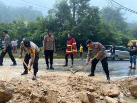 Longsor di Kuok, Arus Lalulintas Riau - Sumbar Lumpuh Total