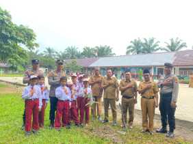 Green Policing di SDN 009 Kulim Jaya, Kapolsek LBJ Tanamkan Kepedulian Lingkungan Sejak Dini