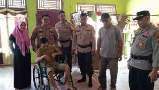 Polsek Kelayang Edukasi Pemilu Damai dan Salurkan Bansos Untuk Warga Disabilitas