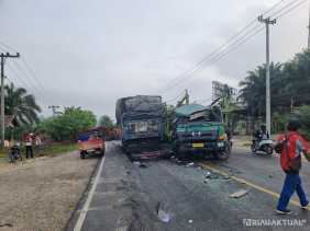 Ambil Jalur Lawan, 2 Truk Laga Kambing di Lintas Sorek