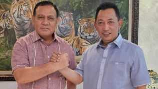Firli Bahuri Sebar Foto Bareng Kapolri, Tersenyum lalu Salam Komando