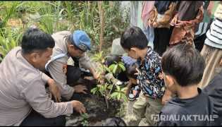 Hari Anak Nasional, Polsek TPTM Tanam Pohon bersama Anak TK dan Dukung Green Habits Policing Kapolda Riau