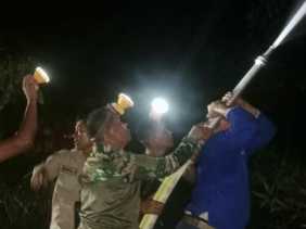Lahan Kosong Belakang Rumah Warga di Inhu Terbakar, Babinsa Pematang Reba Padamkan Api