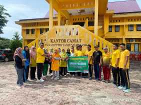 Kapolsek Tanah Putih Bagikan Bibit Pohon, Wujudkan Green Policing di Rohil