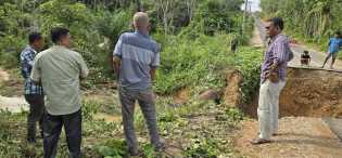Akses Jalan Putus di Inuman, PT IKN Bantu Material untuk Jembatan Darurat