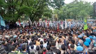 Temui Massa Aksi, Ketua DPRD Riau Disoraki Mahasiswa 