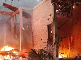 Rumah PNS di Koto Sentajo Kuansing Terbakar, Diduga Akibat Korsleting Listrik dan Kerugian Capai 500 Juta
